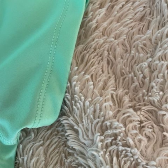 Girls Under Armour Heatgear Short Sleeve Shirt NWOT - Picture 3 of 4